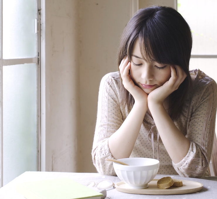 情緒不安定で悩む女の子inカフェ